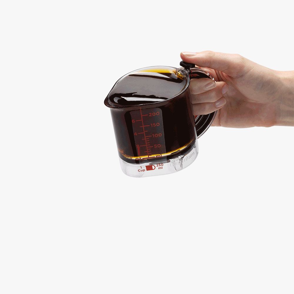 Up cupで粘着性のある食材を綺麗に押し出す様子