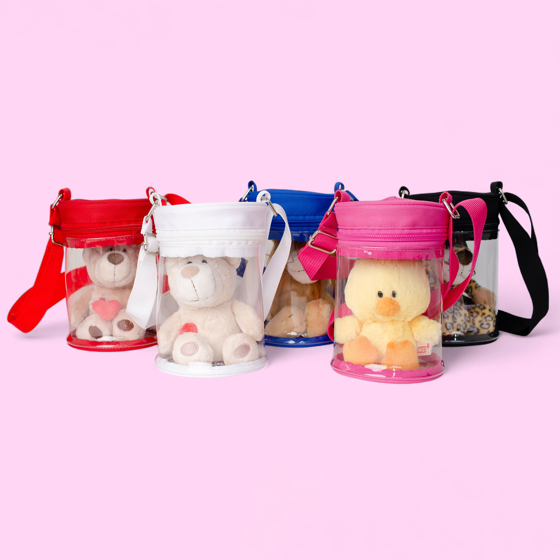 ぬいぐるみがポーチに入っているイメージ
