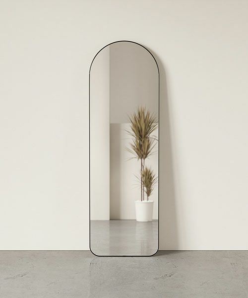 フーバ アーチド リーニングミラー 51×157cm チタニウム／Umbra
